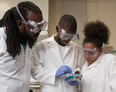 Students are instructed in an SIUE research lab.